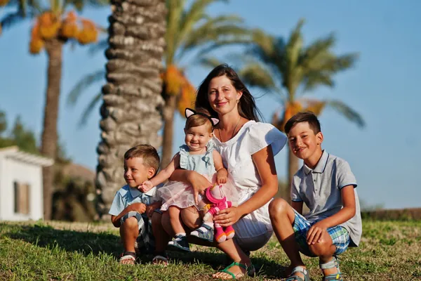 Cambiar de seguro de decesos: una familia de tres generaciones reunida al aire libre
