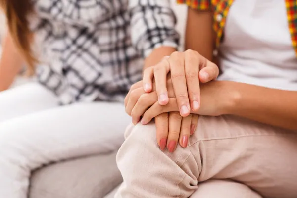 El certificado de defunción: pareja joven cogida de la mano en un momento de calma