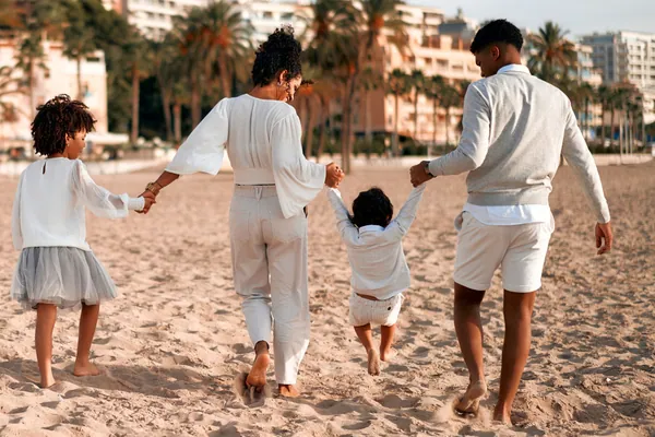 Cómo contratar un seguro de decesos: una familia pasea unida por la playa