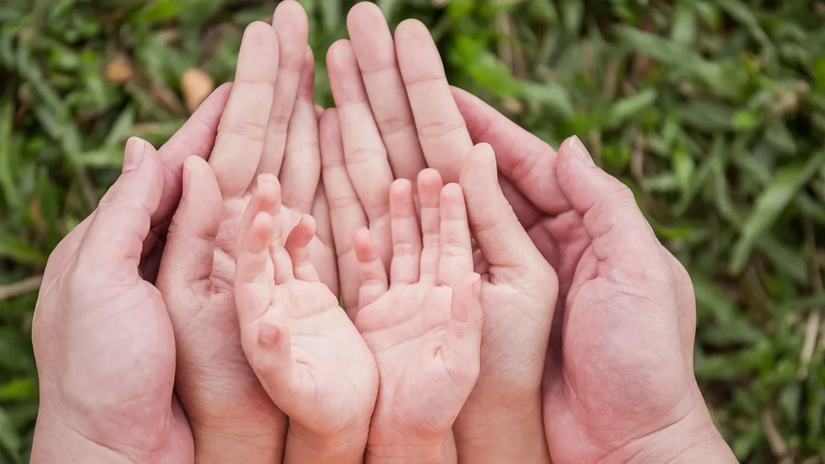Unas manos abiertas y unidas en señal de amparo, una imagen para la guía sobre cuánto tarda en pagar un seguro de decesos