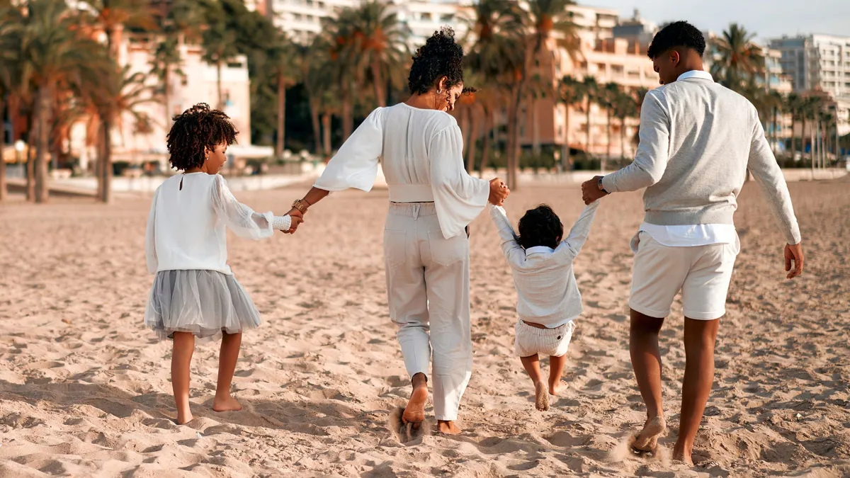 Una familia pasea unida por la playa, una imagen para la guía sobre gestión de la herencia y trámites tras un fallecimiento