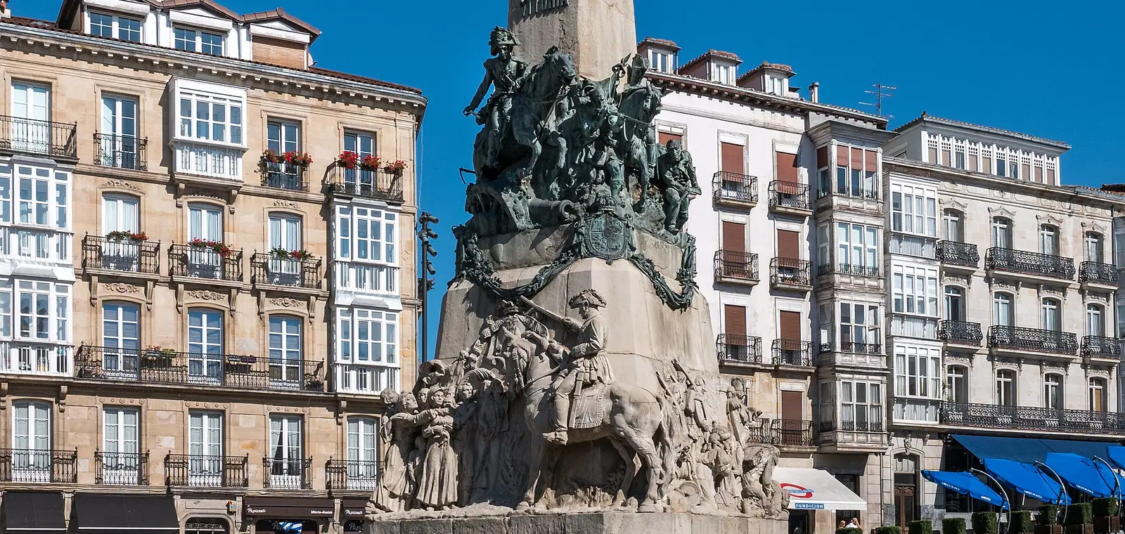 La Plaza de la Virgen Blanca de Vitoria con su monumento, una imagen sobre el precio del seguro de decesos en Álava