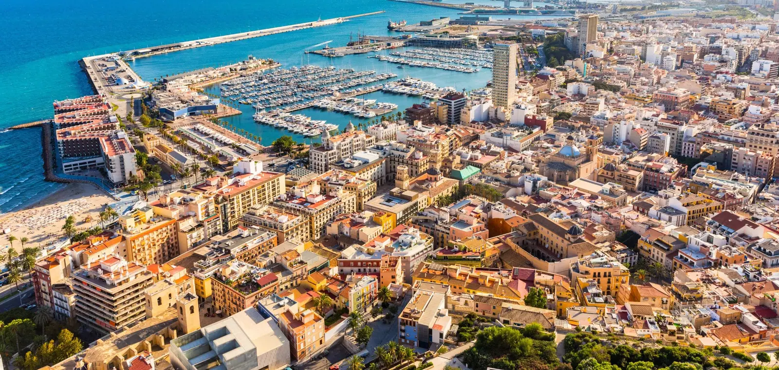 Una vista del puerto de Alicante, una imagen sobre el precio del seguro de decesos en Alicante