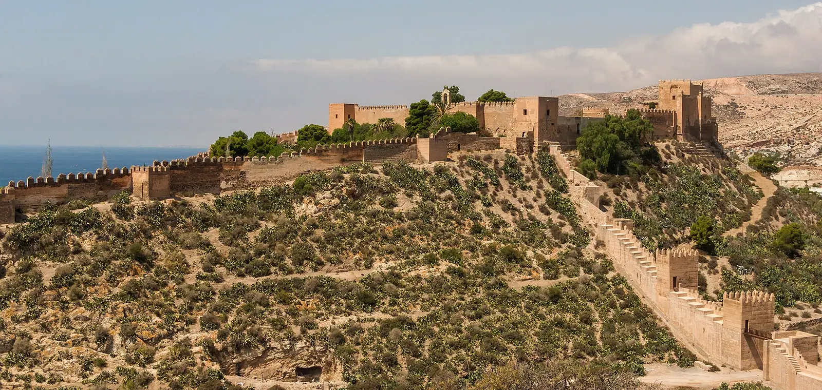 La Alcazaba de Almería sobre la colina con el mar al fondo, una imagen sobre el precio del seguro de decesos en Almería