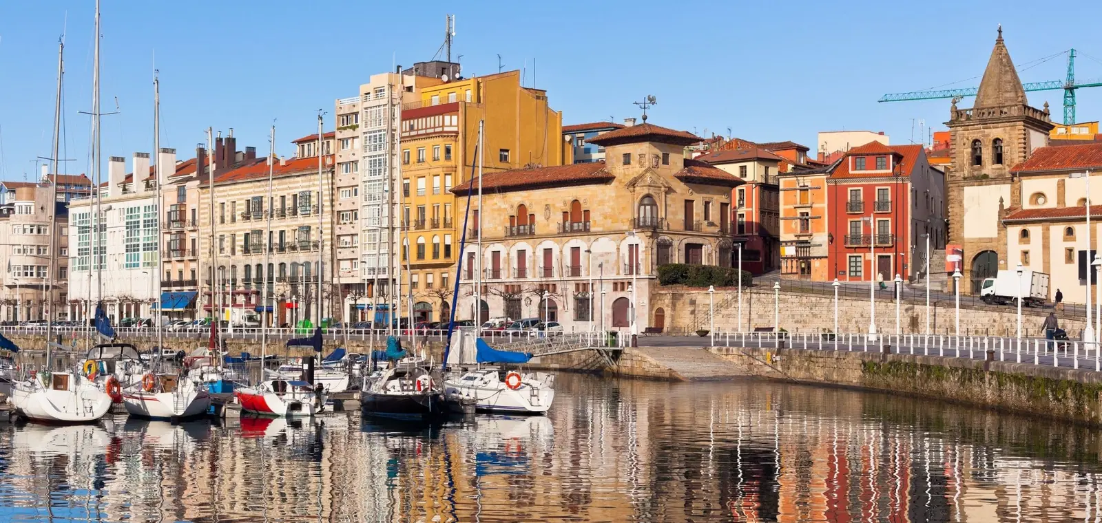 Una vista del puerto de Gijón, una imagen sobre el precio del seguro de decesos en Asturias