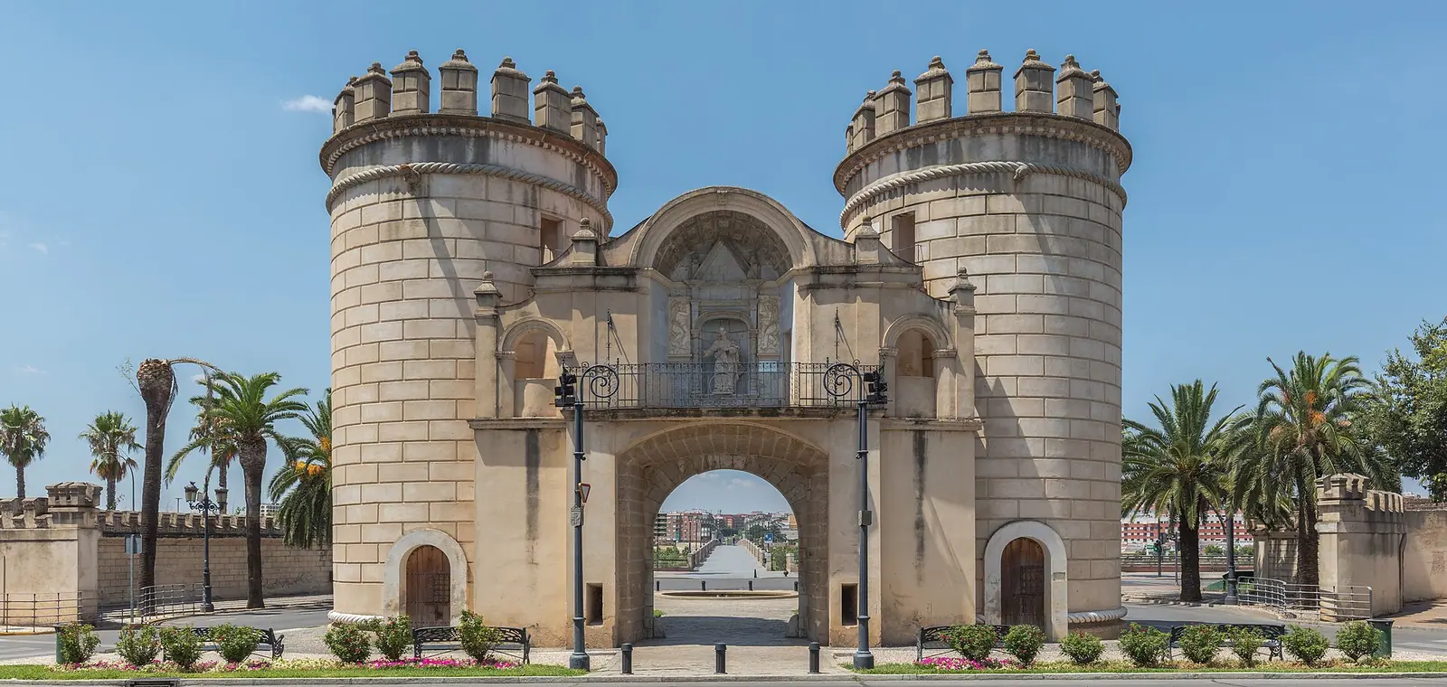La Puerta de Palmas, monumento histórico de Badajoz, una imagen sobre el precio del seguro de decesos en Badajoz