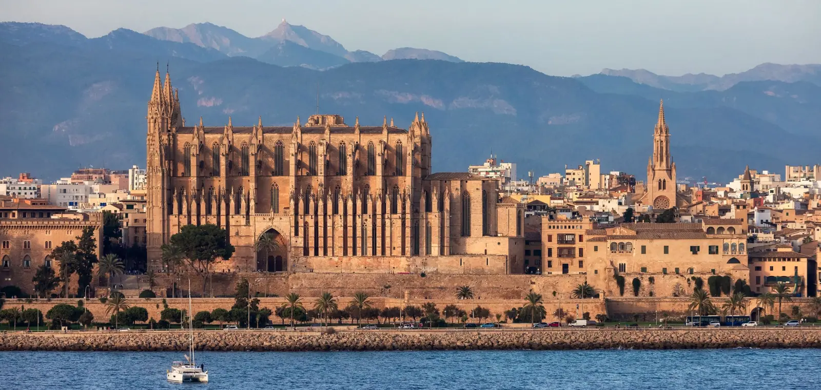 La catedral de Palma de Mallorca junto al mar, una imagen sobre el precio del seguro de decesos en Islas Baleares