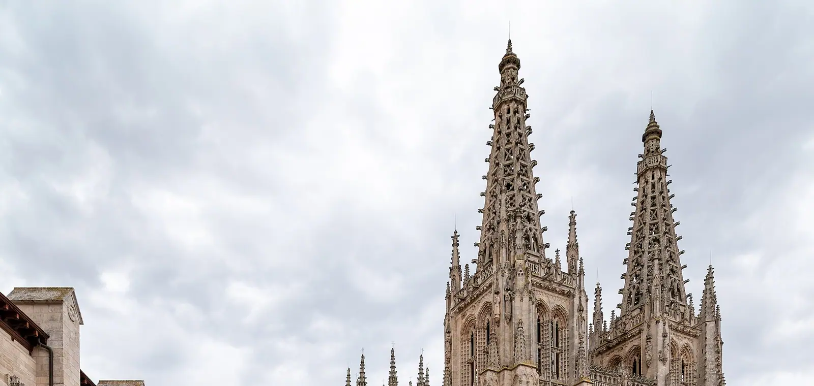La catedral gótica de Burgos con sus torres caladas, una imagen sobre el precio del seguro de decesos en Burgos