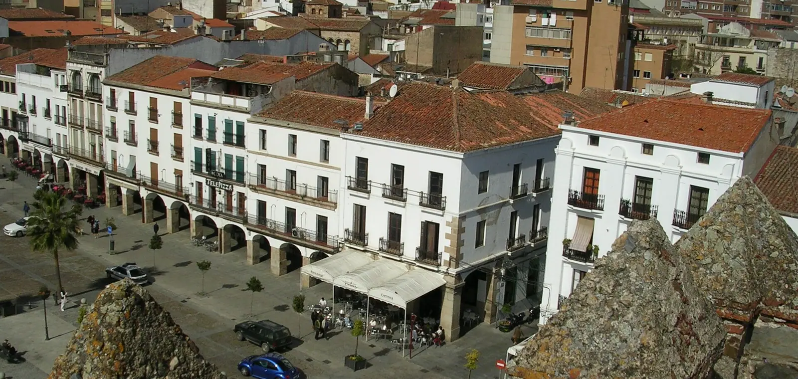 La Plaza Mayor de Cáceres vista desde la ciudad monumental, una imagen sobre el precio del seguro de decesos en Cáceres