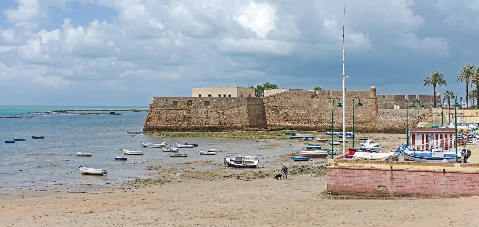 El Castillo de Santa Catalina y la playa de La Caleta en Cádiz, una imagen sobre el precio del seguro de decesos en Cádiz