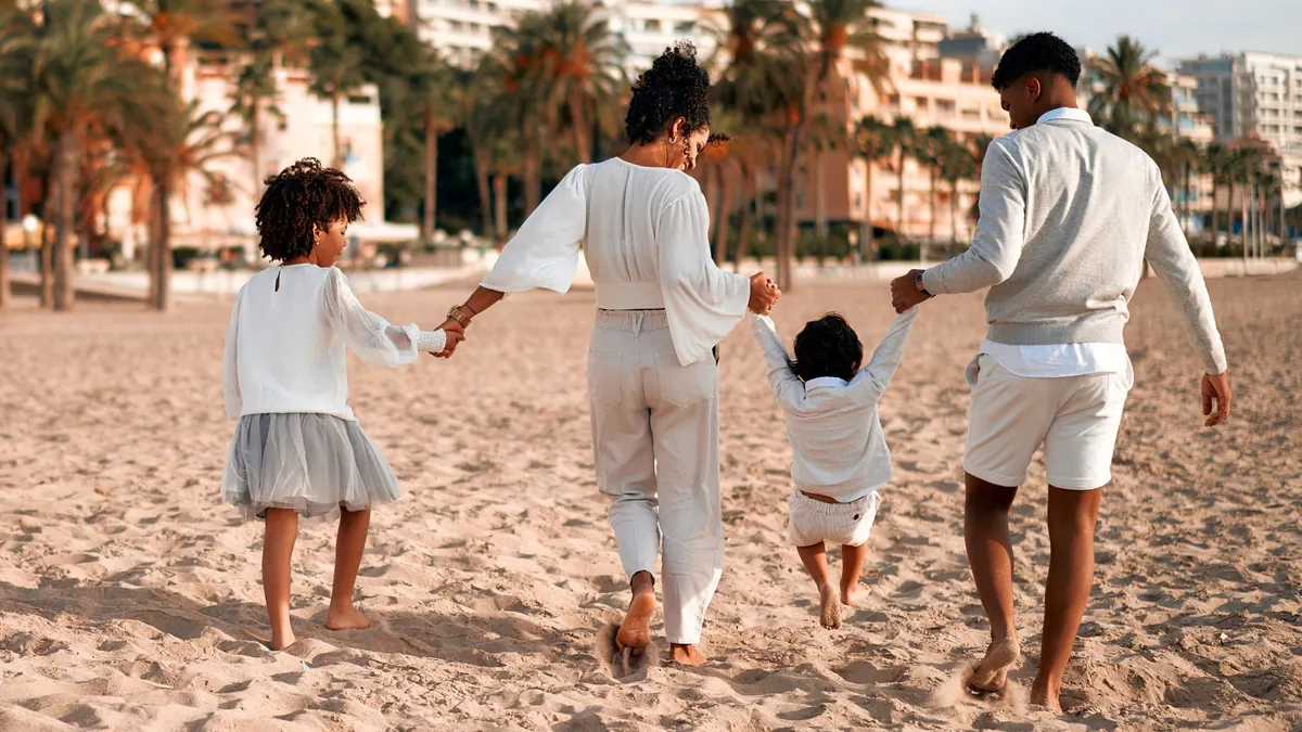 Una familia pasea unida por la playa, contratar el seguro de decesos en Ceuta