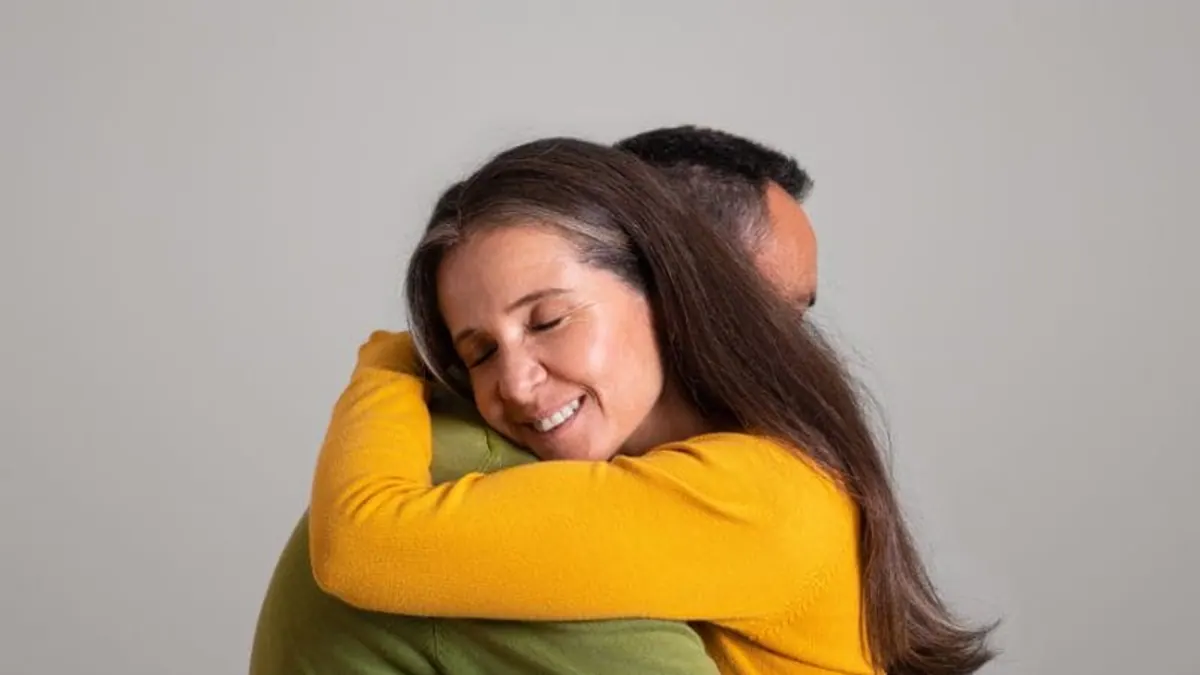Una pareja se abraza en un ambiente de tranquilidad, contratar el seguro de decesos en Ciudad Real