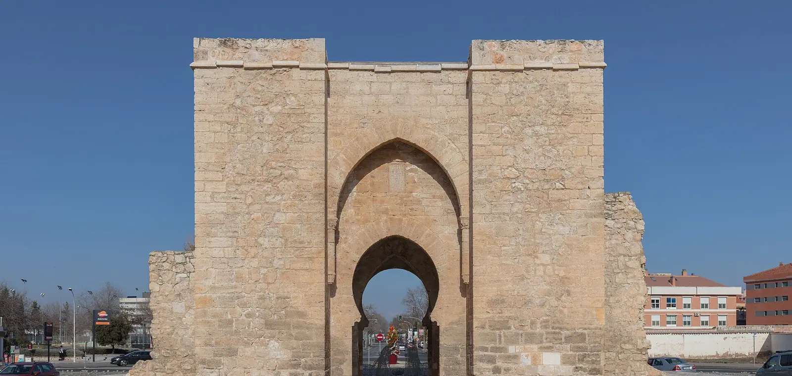 La Puerta de Toledo, monumento medieval de Ciudad Real, una imagen sobre el precio del seguro de decesos en Ciudad Real