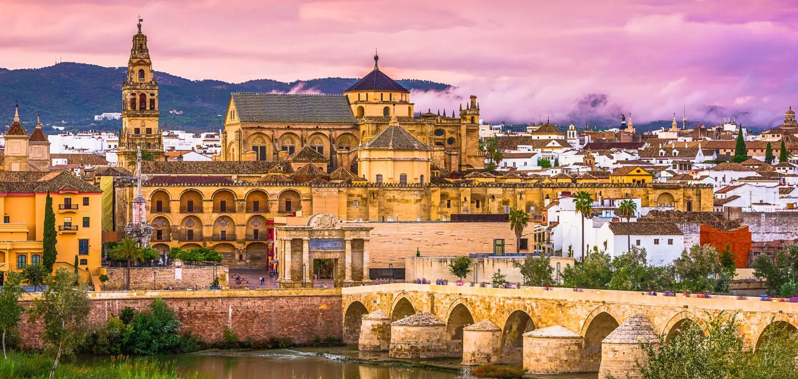 La Mezquita y el puente romano de Córdoba, una imagen sobre el precio del seguro de decesos en Córdoba