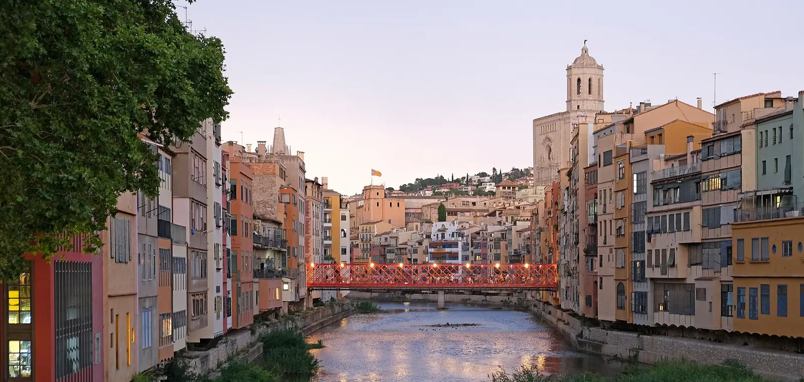 Las casas de colores sobre el río Oñar en Girona, una imagen sobre el precio del seguro de decesos en Girona
