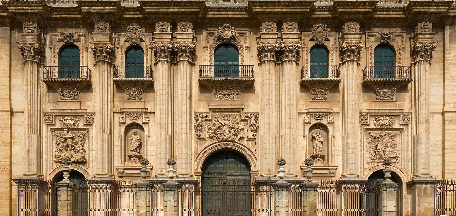 La fachada barroca de la catedral de Jaén, una imagen sobre el precio del seguro de decesos en Jaén