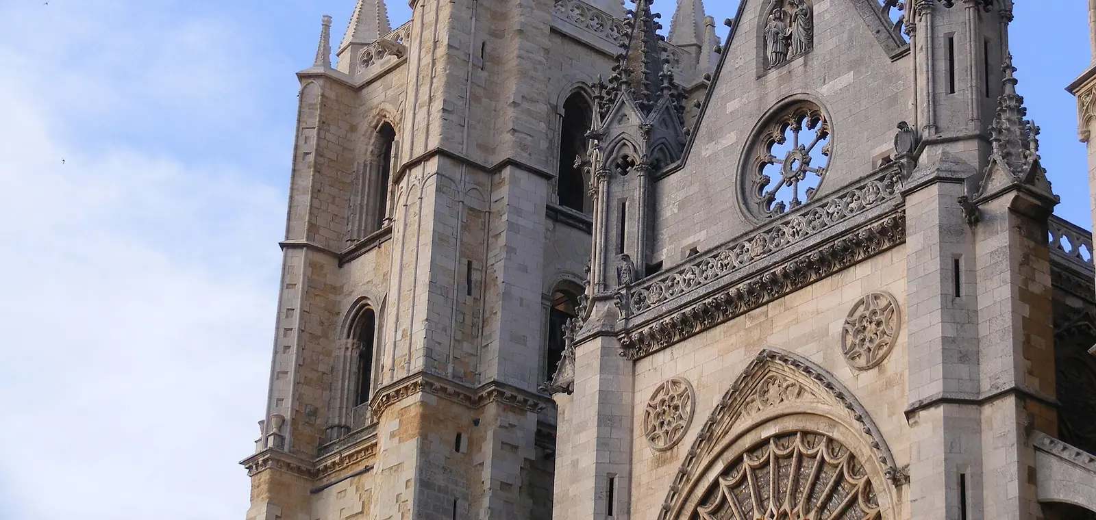 Las torres y la fachada gótica de la catedral de León, una imagen sobre el precio del seguro de decesos en León