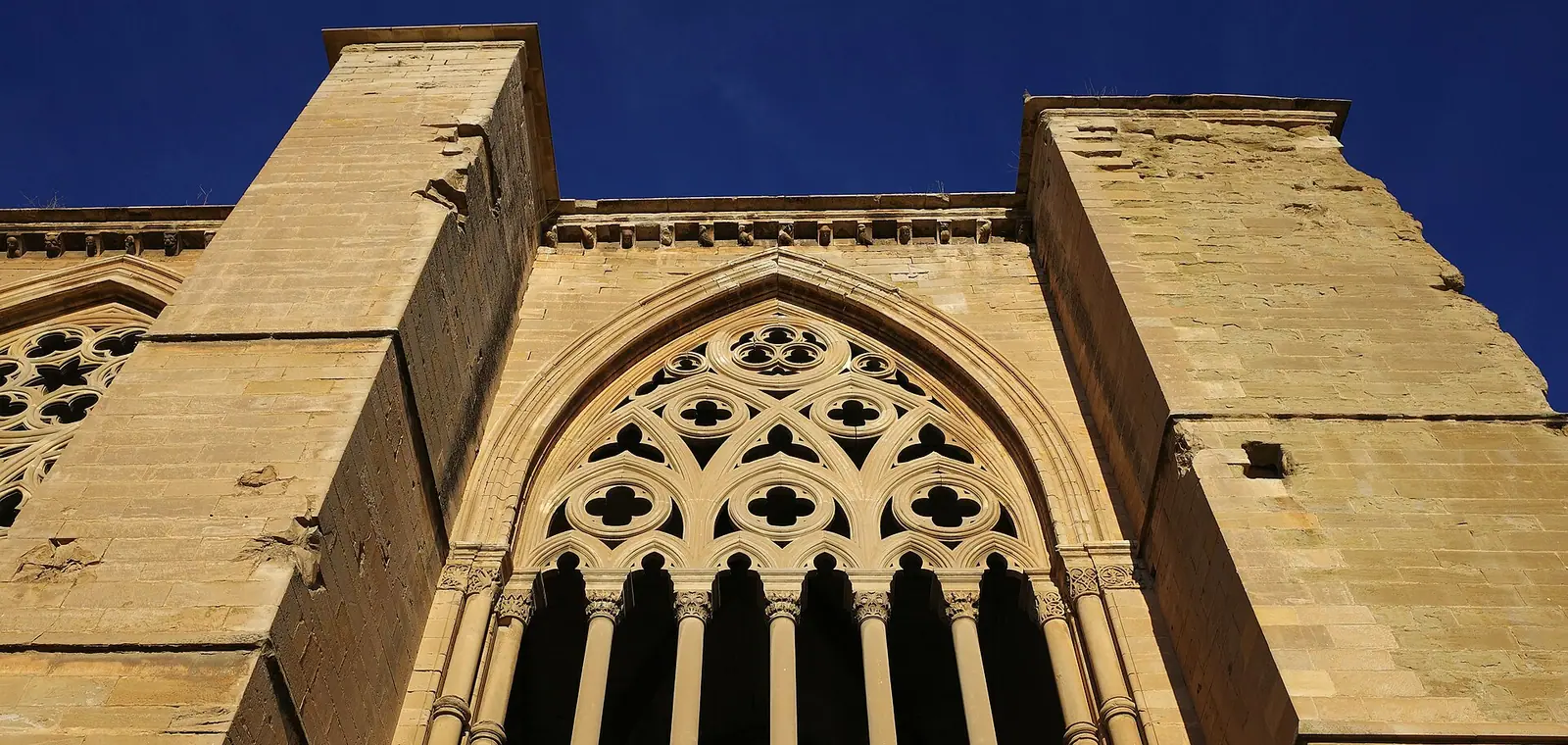 El ventanal gótico de la Seu Vella, la catedral vieja de Lleida, una imagen sobre el precio del seguro de decesos en Lleida