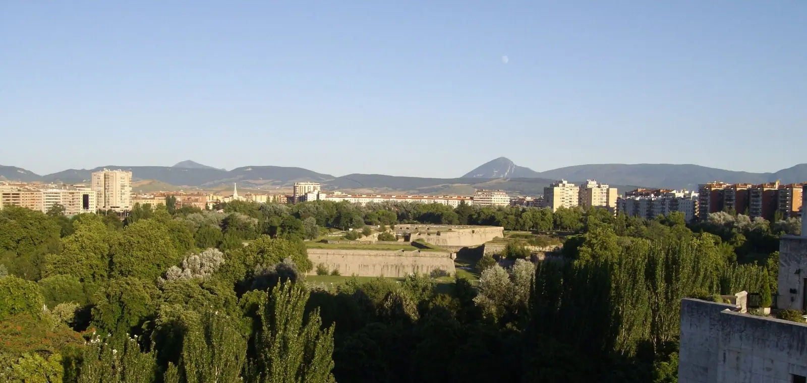 Una vista de Pamplona con la Ciudadela y los montes de Navarra, una imagen sobre el precio del seguro de decesos en Navarra