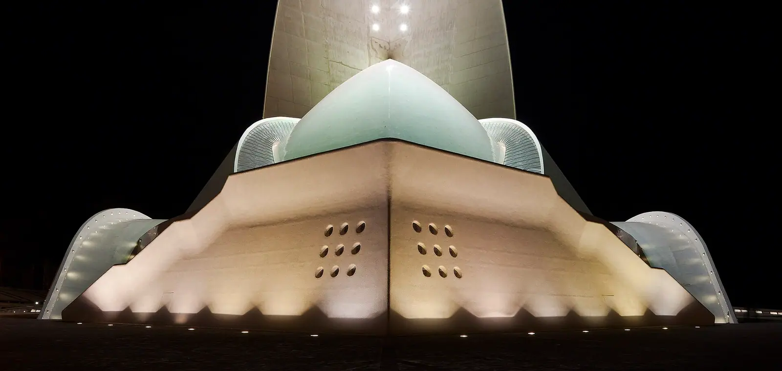 El Auditorio de Tenerife iluminado en Santa Cruz de Tenerife, una imagen sobre el precio del seguro de decesos en Santa Cruz de Tenerife