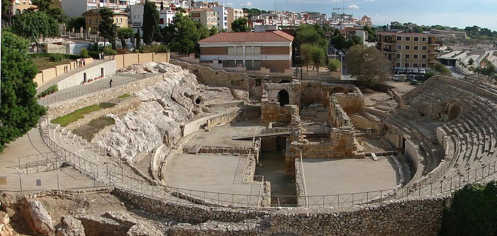El anfiteatro romano de Tarragona junto al mar, una imagen sobre el precio del seguro de decesos en Tarragona