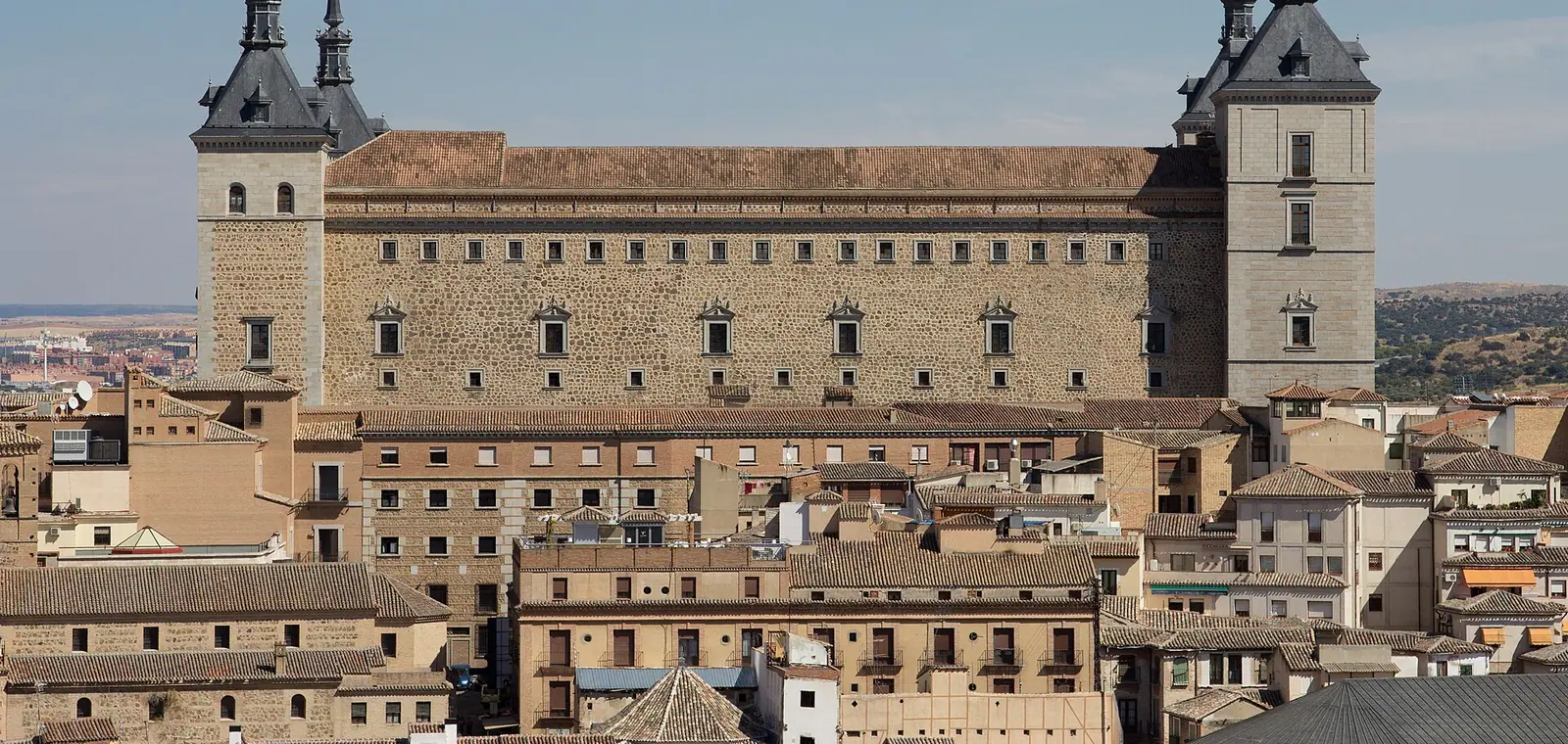 El Alcázar de Toledo sobre el casco histórico, una imagen sobre el precio del seguro de decesos en Toledo