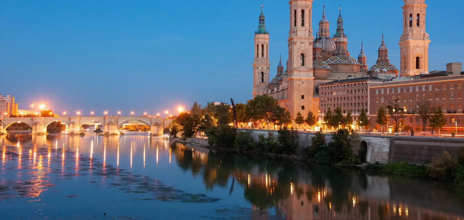 La basílica del Pilar de Zaragoza junto al Ebro, una imagen sobre el precio del seguro de decesos en Zaragoza