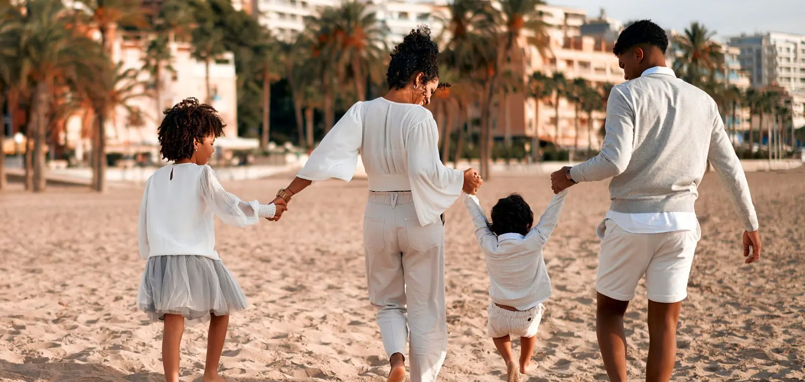 Una familia pasea unida por la playa, una imagen del seguro de decesos en Petrer